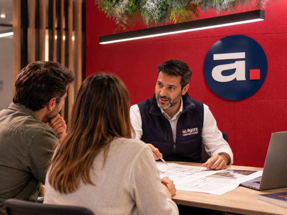 Consulta de diseño con planos arquitectónicos