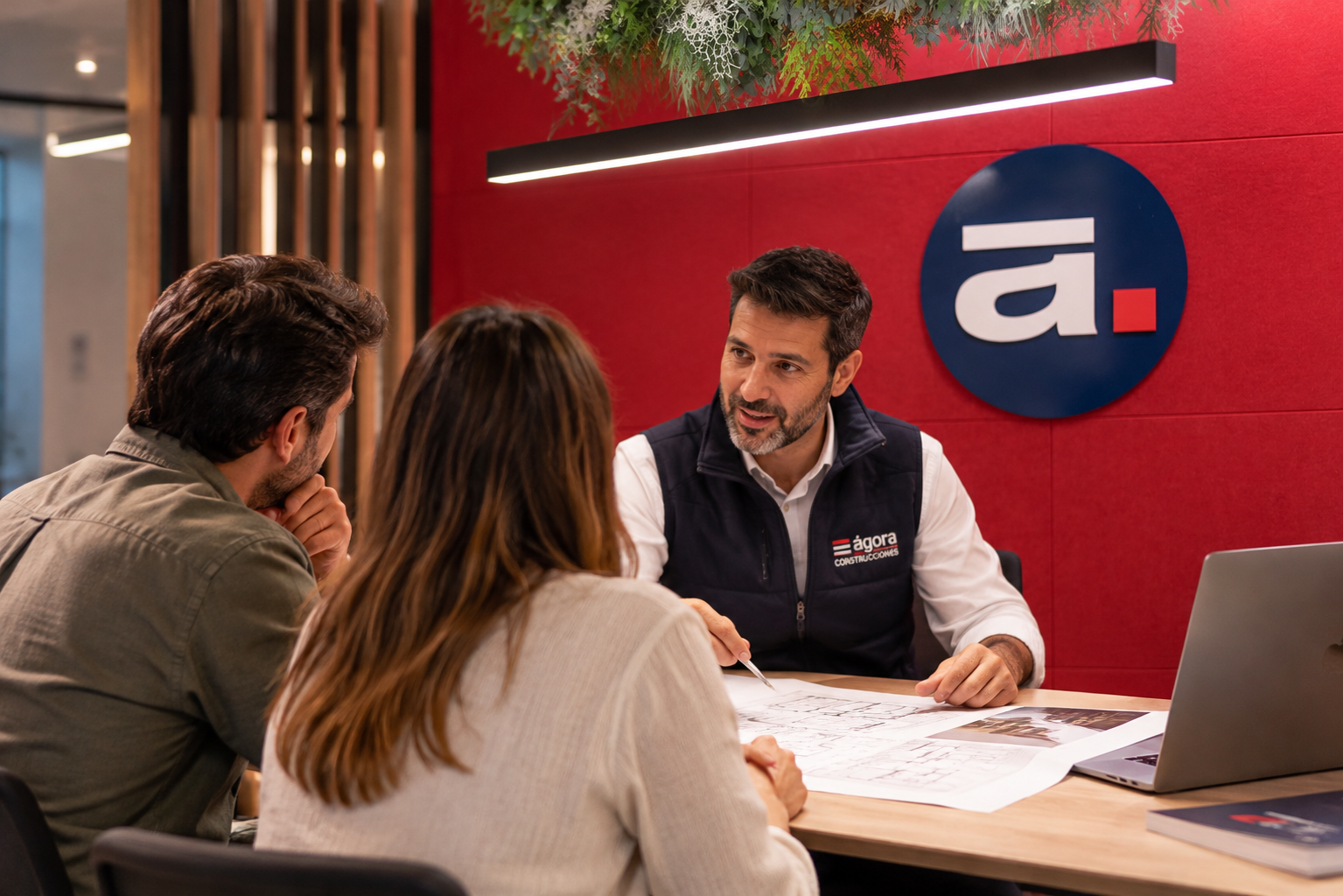 Consulta de diseño con planos arquitectónicos